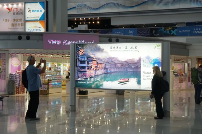 香港機(jī)場(chǎng)廣告有哪些形式？預(yù)算100萬左右怎樣投放效果更好？第一戶外傳媒代理發(fā)布香港機(jī)場(chǎng)廣告是否值得信賴？