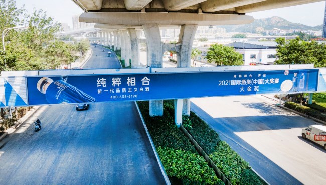 青島李滄重慶中路天橋燈箱大牌廣告投放，青島戶(hù)外廣告價(jià)格