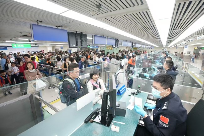 深圳羅湖口岸入境墻面燈箱廣告投放，羅湖口岸通道大屏廣告價(jià)格