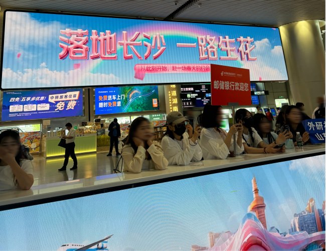 長沙黃花機場到達迎客廳LED廣告投放，長沙機場大屏廣告價格