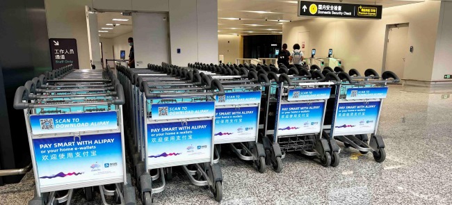 杭州機場手推車廣告投放，杭州蕭山機場行李推車貼廣告價格