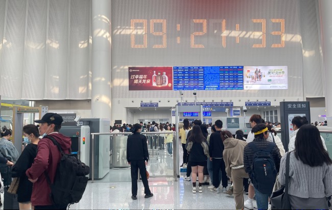 東莞虎門站候車廳檢票口上方燈箱廣告投放，虎門高鐵站廣告價(jià)格