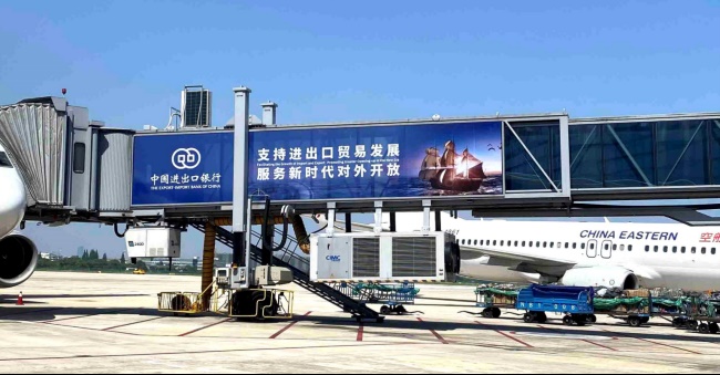 寧波櫟社機(jī)場(chǎng)停機(jī)坪大牌廣告投放，寧波機(jī)場(chǎng)廊橋貼膜廣告價(jià)格