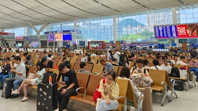 深圳北高鐵站安檢口候車區(qū)上方LED廣告，深圳北站大屏廣告投放價(jià)格