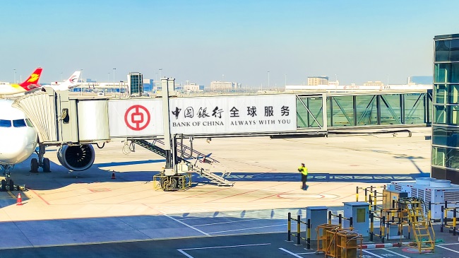 青島膠東機(jī)場(chǎng)停機(jī)坪大牌廣告投放，青島機(jī)場(chǎng)廊橋貼膜廣告價(jià)格
