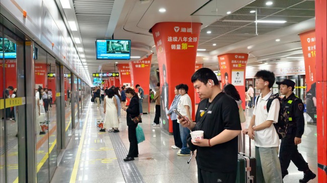 鄭州二七廣場站地鐵站臺包柱廣告投放，鄭州地鐵廣告價格