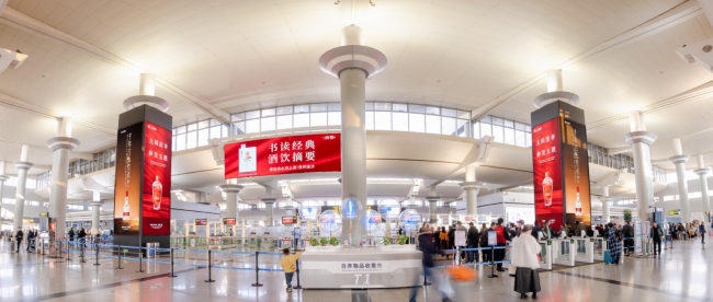 長沙機場出發(fā)大廳中央高立柱燈箱廣告，長沙黃花機場廣告價格